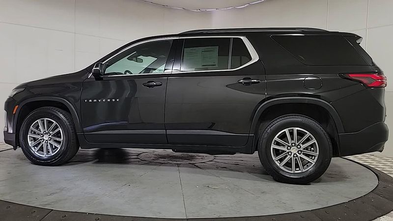 2022 Chevrolet Traverse Leather photo 3