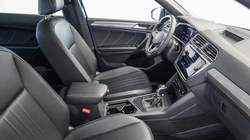 2023 Volkswagen Tiguan 2.0T SE R-Line BlackImage 16