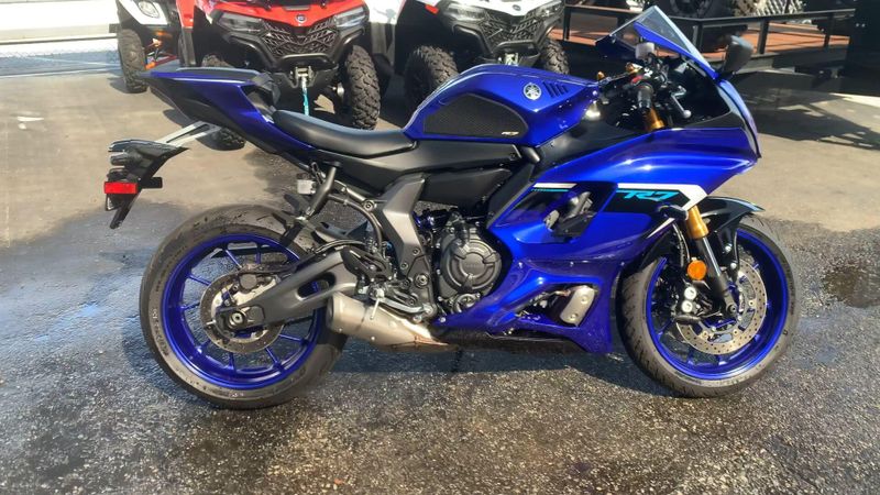 Used 2025 Yamaha YZF-R7 CA Image 2
