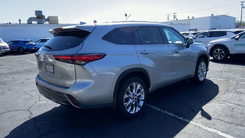 2021 Toyota Highlander LimitedImage 9