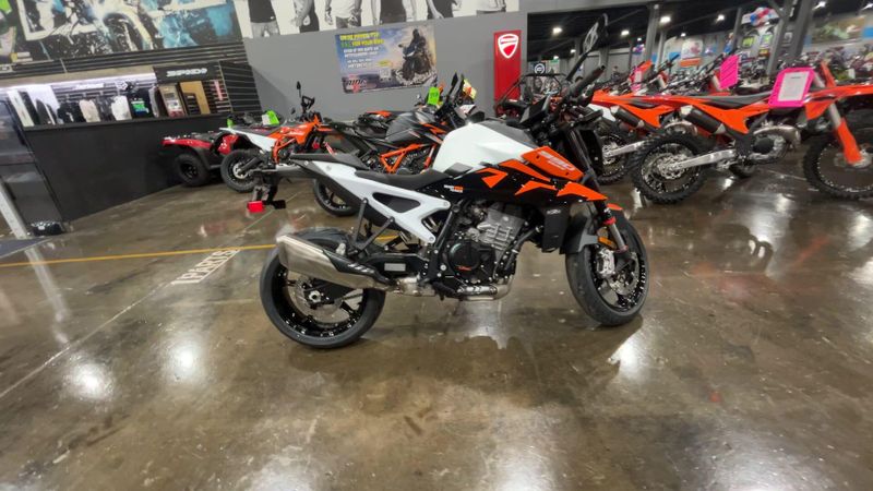 New 2027 KTM 990 DUKE Image 8