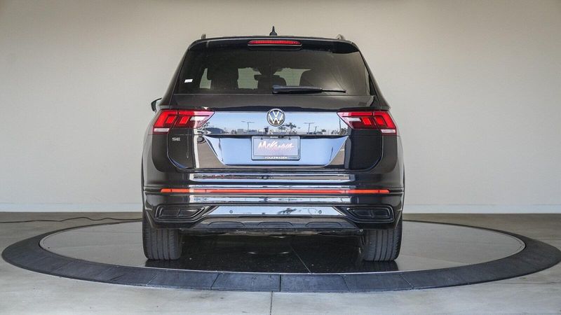 2023 Volkswagen Tiguan 2.0T SE R-Line BlackImage 3