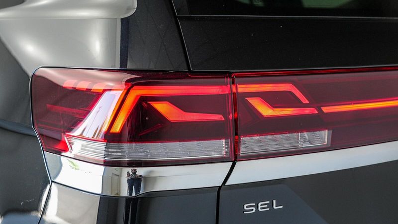 New 2025 Volkswagen Atlas 2.0T SEL Premium R-LineImage 8