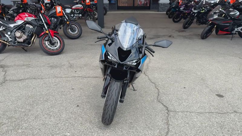 Used 2025 Kawasaki NINJA ZX-6R Image 3