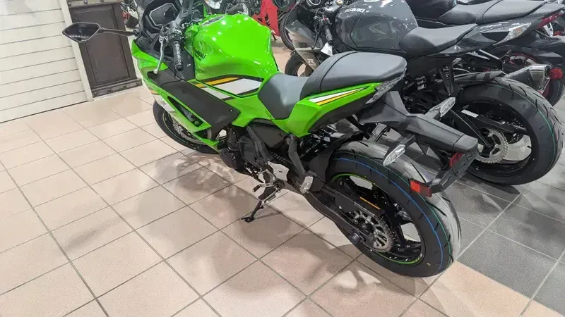 2025 Kawasaki NINJA 650 KRT EDITION ABS LIME GREEN AND EBONY AND PEARL BLIZZARD WHITEImage 5