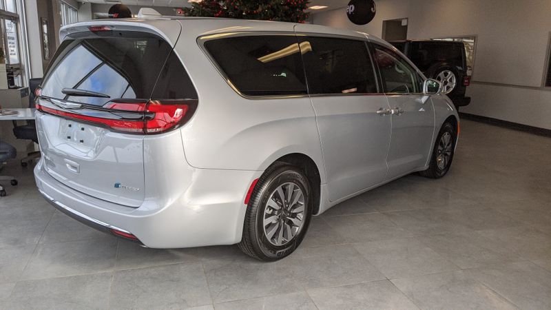 2022 Chrysler Pacifica Hybrid Touring LImage 6