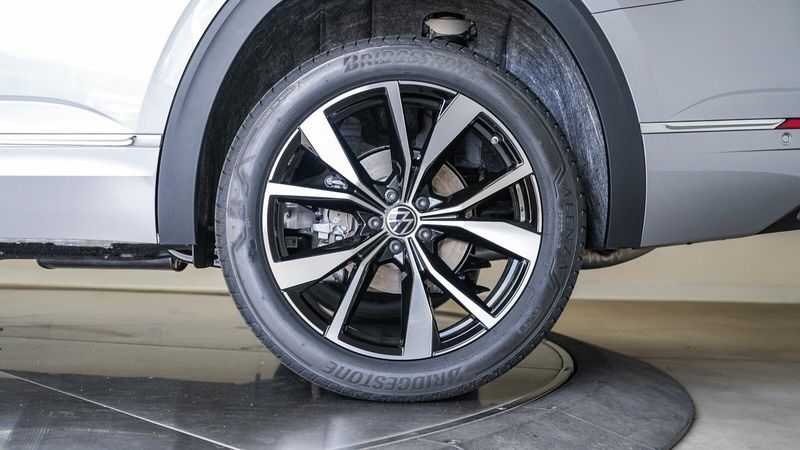 2025 Volkswagen Atlas 2.0T SEL Premium R-LineImage 9