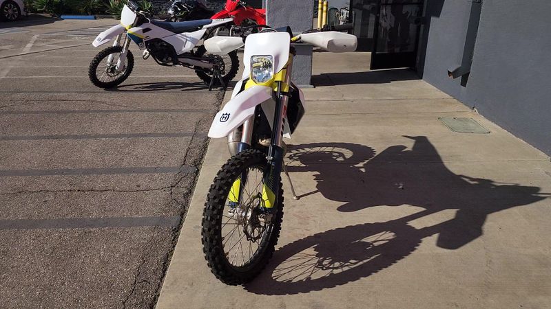 2024 HUSQVARNA TE 300  in a WHITE exterior color. Del Amo Motorsports of Los Angeles (562) 262-9181 delamomotorsports.com 