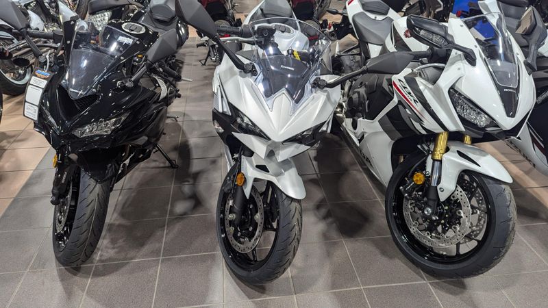 2025 Kawasaki NINJA 500 METALLIC MATTE WHITISH SILVER AND METALLIC MOONDUST GRAYImage 3