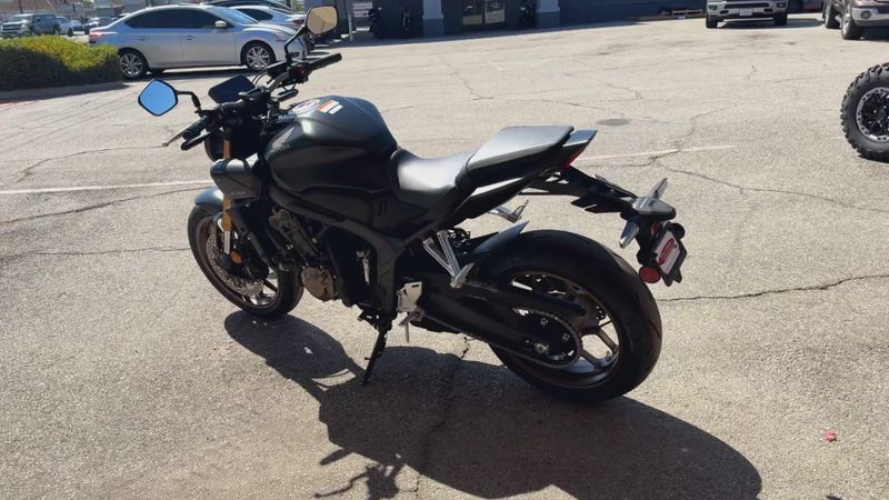 New 2026 Honda CB650R E-CLUTCH Image 2