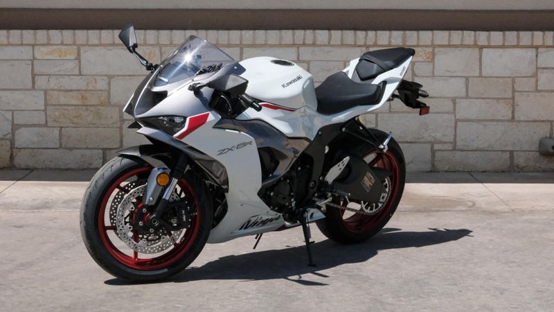 2025 Kawasaki NINJA ZX6R PEARL ROBOTIC WHITE AND METALLIC GRAPHITE GRAYImage 7