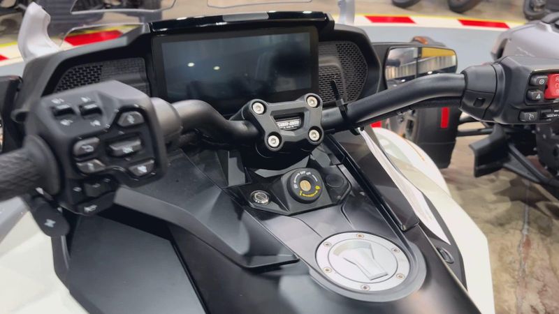 New 2026 Can-Am SPYDER F3 LIMITED (SE6) Image 3