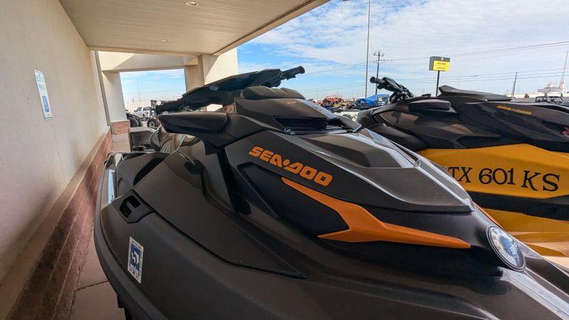 2023 SEADOO GTX 300 AUDIO IBR BLACK ECLIPSE AND ORANGE CRUSH Image 4