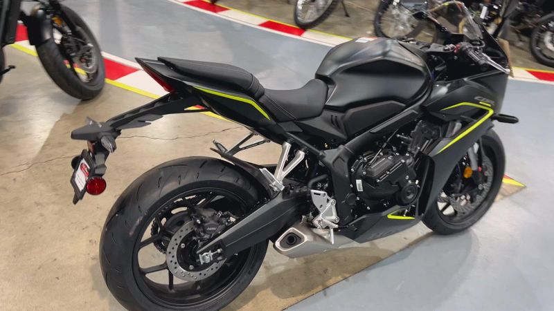 New 2026 Honda CBR650R E-CLUTCH Image 4