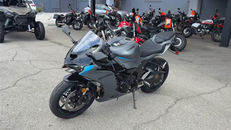 Used 2025 Kawasaki NINJA ZX-6R Image 4