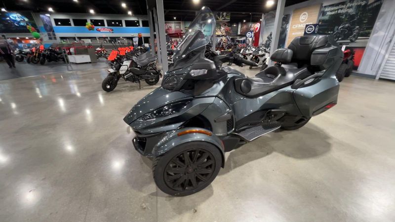2018 Can-Am SPYDER RT-SE6  in a GREY exterior color. Del Amo Motorsports of Redondo Beach (424) 390-7811 delamomotorsports.com 