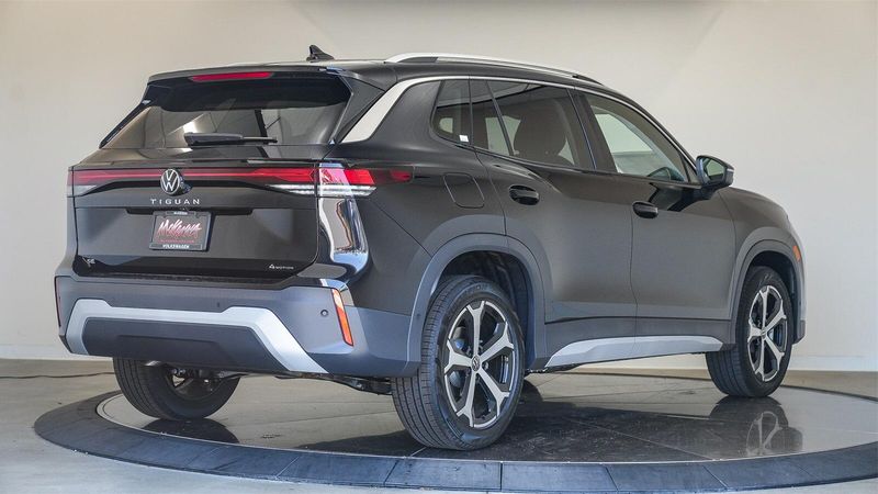 New 2025 Volkswagen Tiguan 2.0T SEImage 4