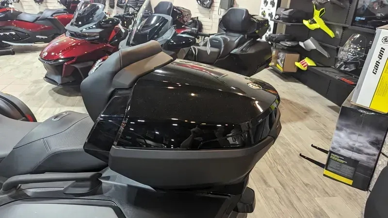 2024 Can-Am SPYDER RT LIMITED CARBON BLACK PLATINUMImage 2