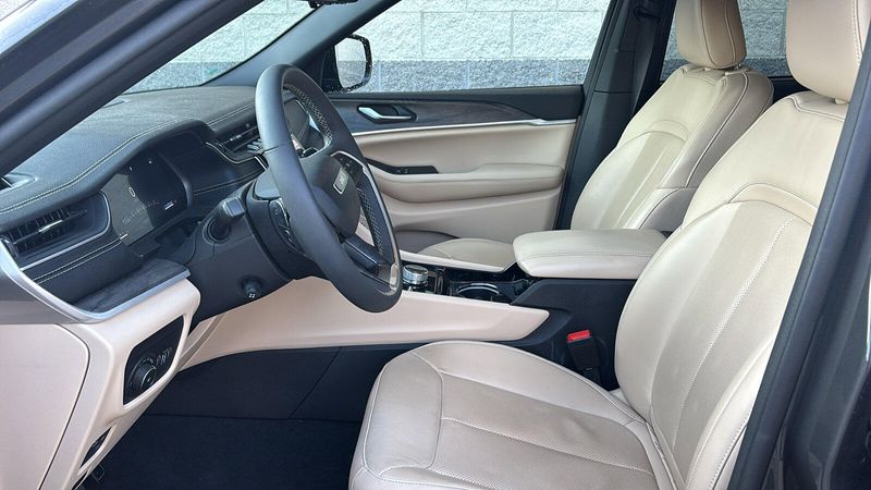 Used 2023 Jeep Grand Cherokee L LimitedImage 7