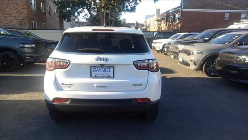 2022 Jeep Compass Latitude Lux photo 4