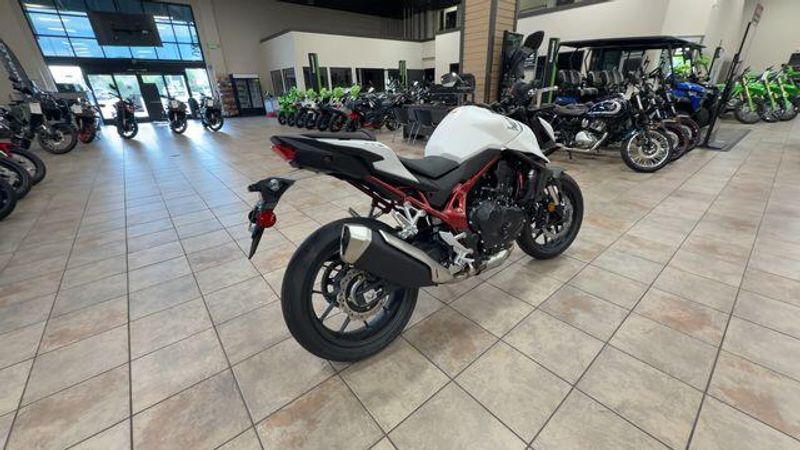 New 2025 Honda CB750 HORNET Image 4