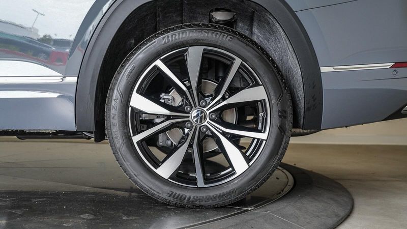 New 2025 Volkswagen Atlas 2.0T SEL Premium R-LineImage 9