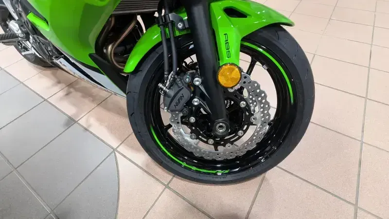 2025 Kawasaki NINJA 650 KRT EDITION ABS LIME GREEN AND EBONY AND PEARL BLIZZARD WHITEImage 14