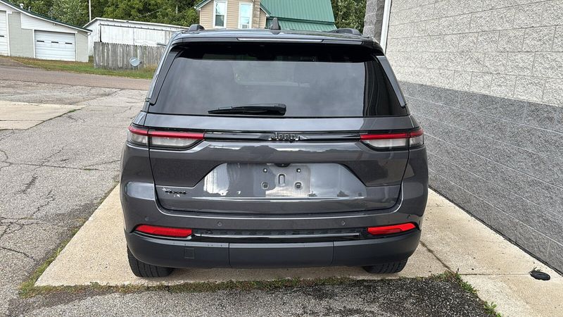 Used 2023 Jeep Grand Cherokee AltitudeImage 4
