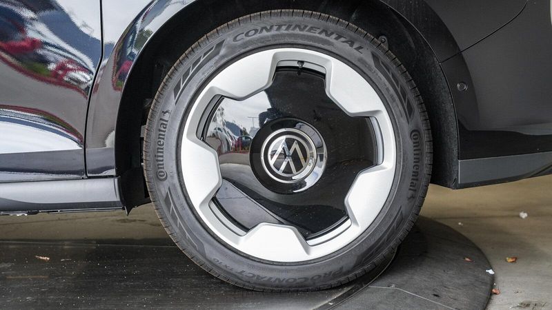 New 2025 Volkswagen ID. Buzz Image 9
