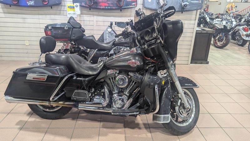 2007 HARLEY ELECTRA GLIDE ULTRA CLASSIC in a BLACK exterior color. Family PowerSports (877) 886-1997 familypowersports.com 