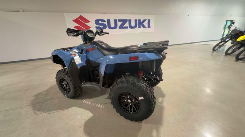 New 2025 Suzuki KINGQUAD 500 AXI POWER STEERING SE  in a BLUE exterior color. Victorville Del Amo Motorsports 760-241-7387 delamomotorsportsofvictorville.com 
