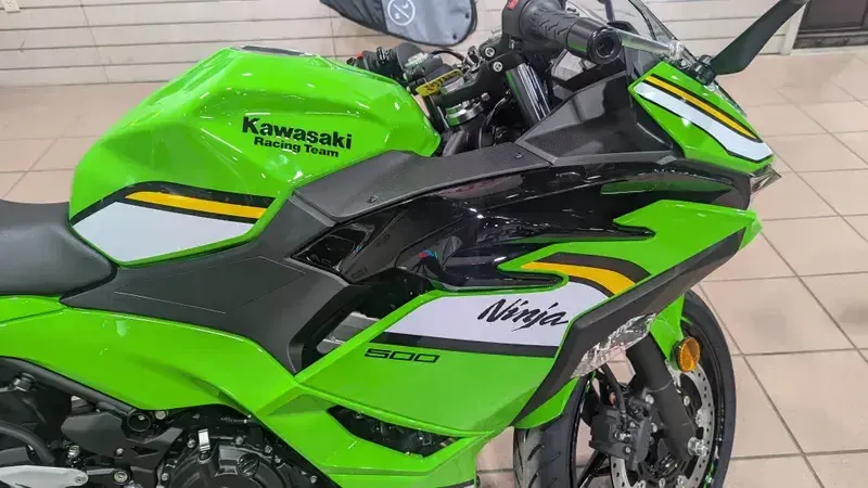 2025 Kawasaki NINJA 500 KRT EDITION LIME GREEN AND EBONY AND PEARL BLIZZARD WHITEImage 9