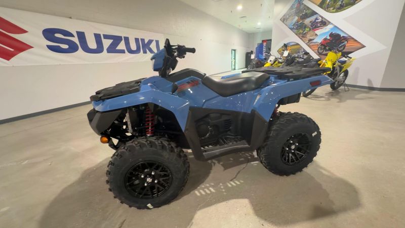 New 2025 Suzuki KINGQUAD 500 AXI POWER STEERING SE  in a BLUE exterior color. Victorville Del Amo Motorsports 760-241-7387 delamomotorsportsofvictorville.com 