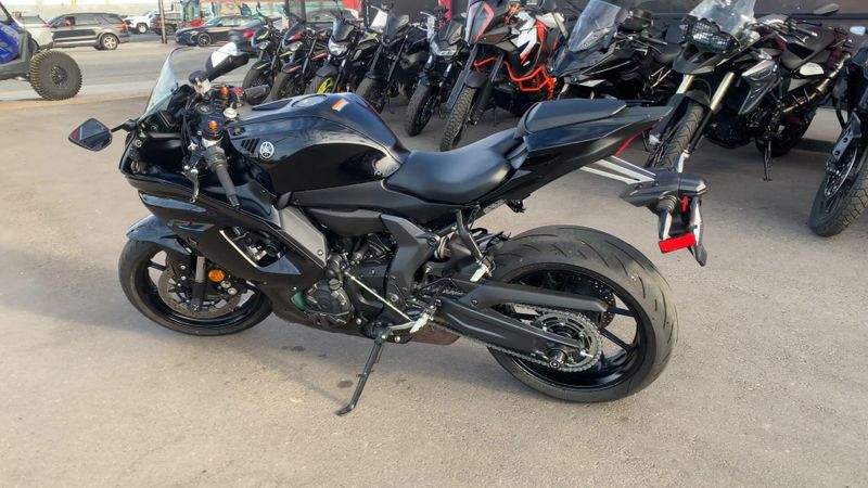 Used 2022 Yamaha YZF-R7 CA Image 6