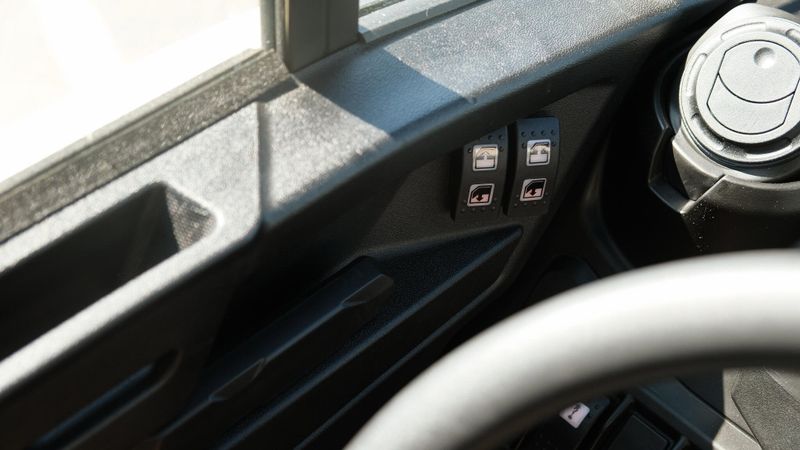 2025 Can-Am DEFENDER MAX LIMITED CAB HD10 DESERT TAN AND STEALTH BLACK Image 10