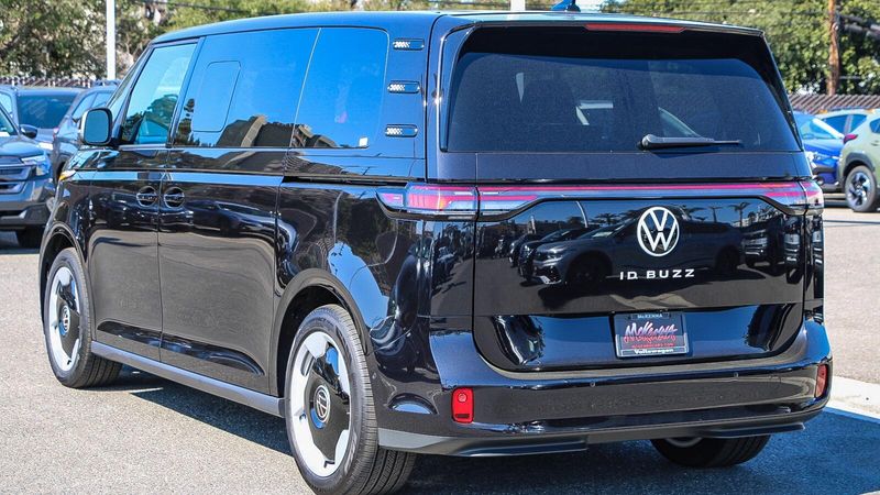 2025 Volkswagen ID. Buzz Image 2