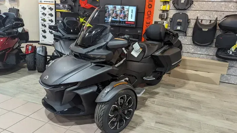 2025 Can-Am SPYDER RT LIMITED CARBON BLACK WITH PLATINUM ACCENTSImage 2