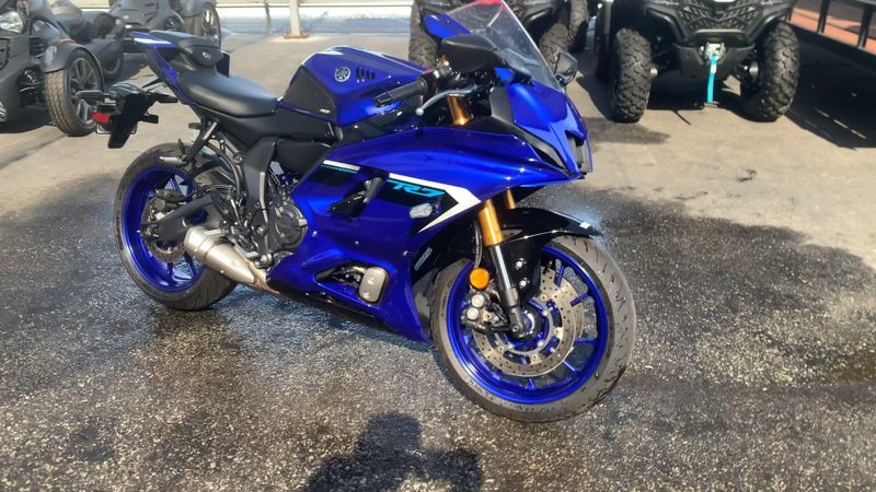 Used 2025 Yamaha YZF-R7 CA Image 3