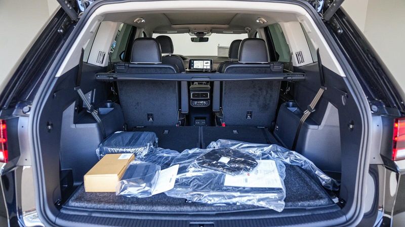 New 2025 Volkswagen Atlas 2.0T SEL Premium R-LineImage 11