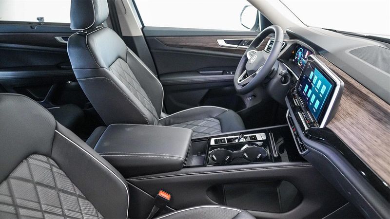 New 2025 Volkswagen Atlas 2.0T SEL Premium R-LineImage 17