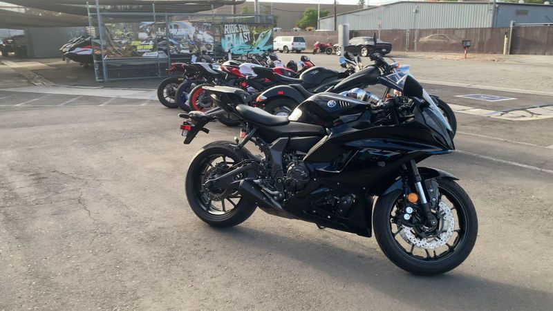 Used 2022 Yamaha YZF-R7 CA Image 2