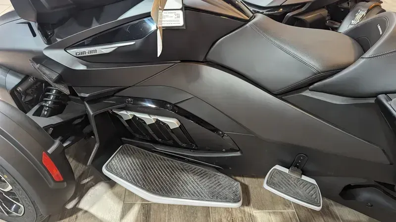 2024 Can-Am SPYDER RT LIMITED CARBON BLACK PLATINUMImage 6