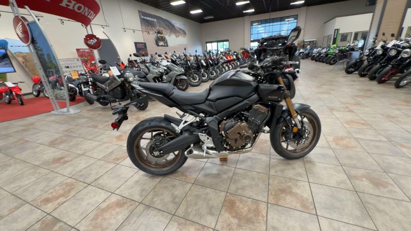 New 2026 Honda CB650R E-CLUTCH Image 2