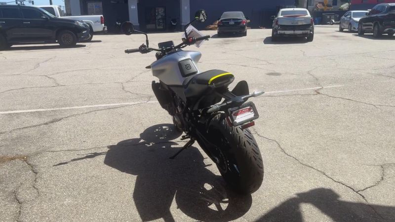 New 2025 Husqvarna VITPILEN 801 Image 7