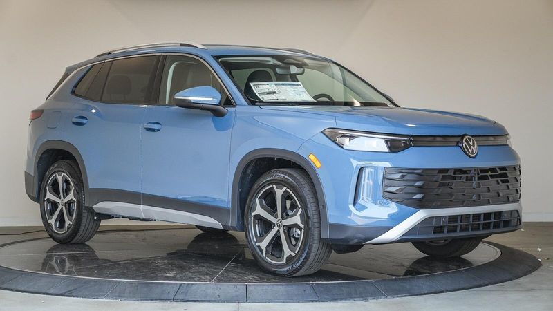 New 2025 Volkswagen Tiguan 2.0T SEImage 5