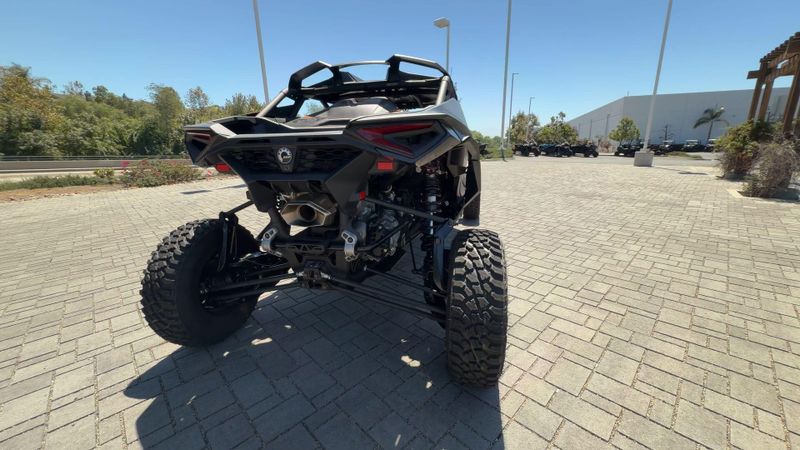 New 2026 Can-Am MAVERICK R MAX X RS 999T DCT Image 8