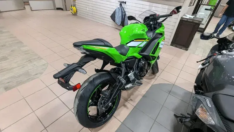 2025 Kawasaki NINJA 650 KRT EDITION ABS LIME GREEN AND EBONY AND PEARL BLIZZARD WHITEImage 7