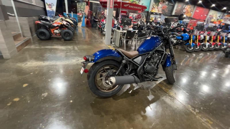 2025 Honda REBEL 500 ABS SE  in a PEARL BLUE exterior color. Del Amo Motorsports of Redondo Beach (424) 390-7811 delamomotorsports.com 