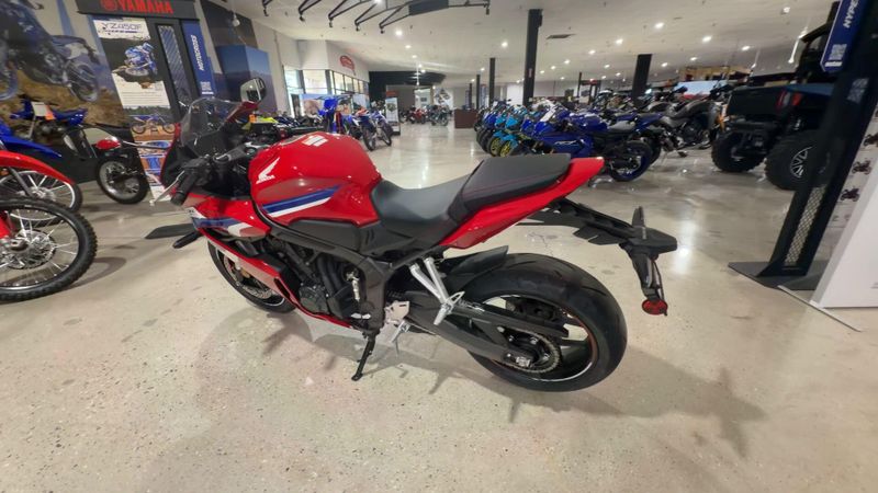 New 2026 Honda CBR650R E-CLUTCH Image 9