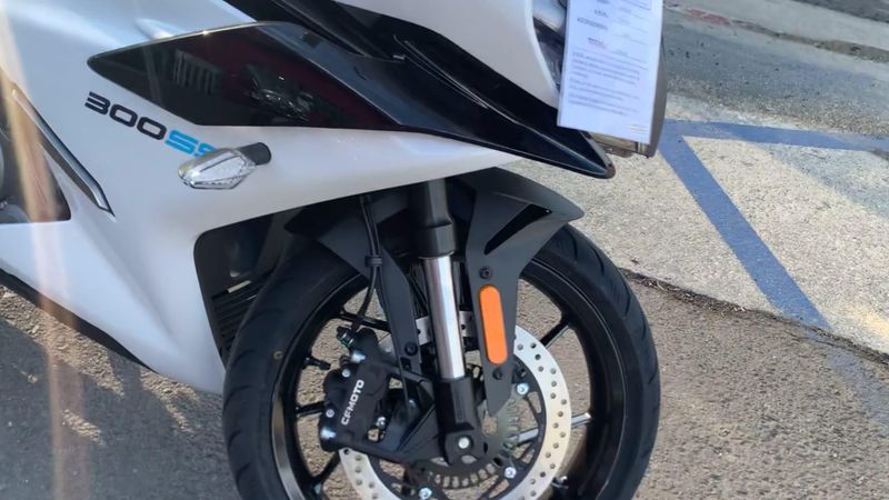 New 2025 CFMOTO 300SS Image 4